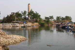 湛江河畔风光 远处烟囱与船只