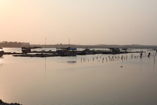 湛江黄昏下宁静的码头景象