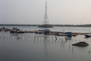 湛江海边停泊船只与高耸灯塔