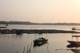 湛江夕阳下宁静的水边停泊景象