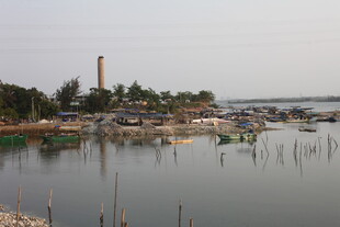 湛江湖畔灯塔与水中枯桩景观