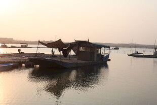 湛江夕阳下的水上传统船只