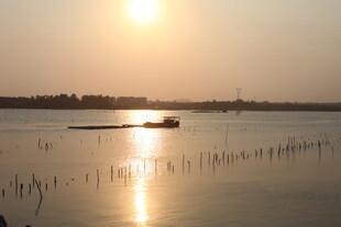 湛江夕阳下的宁静湖面美景