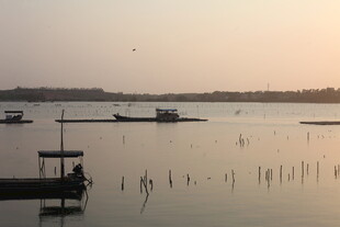 湛江黄昏下宁静的湖面景象