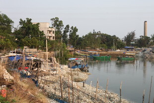 湛江河边施工场景