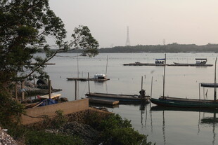 湛江宁静湖畔码头风景