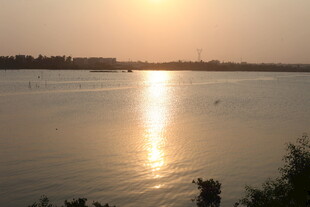 湛江夕阳下波光粼粼的平静湖面