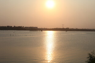 湛江夕阳下的宁静湖面