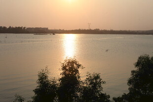 湛江夕阳下的宁静湖面