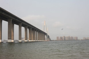 湛江跨海大桥横跨宽阔海面