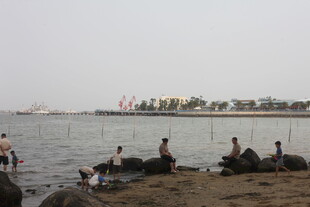 湛江海边休闲场景 众人惬意
