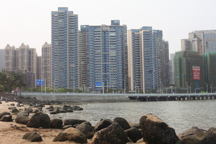 湛江海滨城市高楼与礁石景观