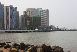 湛江海滨城市高楼与礁石景观