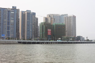 湛江江边林立的现代化高楼群