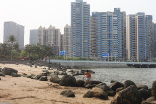 湛江海滨城市的沙滩与高楼