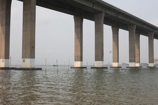 湛江海上大桥桥墩壮观景象