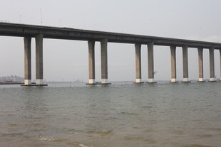 湛江海上长桥横跨水面