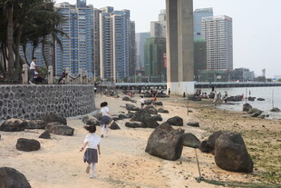 湛江城市岸边儿童漫步场景