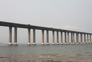 湛江海上长桥横跨辽阔水域