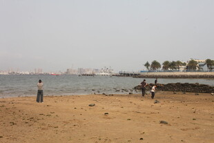 湛江海边沙滩上的休闲场景