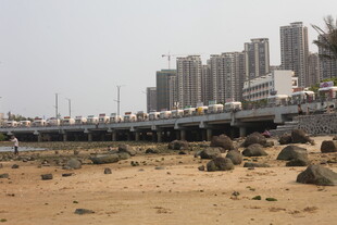湛江海滨城市沙滩与高楼景观