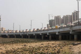 湛江城市高架桥与周边建筑景观