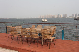 湛江海边户外休闲桌椅景观