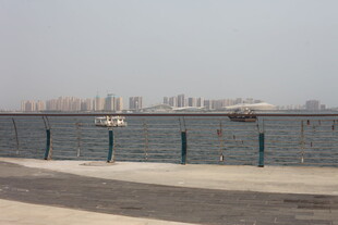 湛江海滨城市景观 远处高楼林立