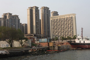 湛江江边城市建筑群景观