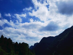 蓝天白云下的山峦美景