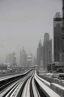 城市铁轨与高楼景观