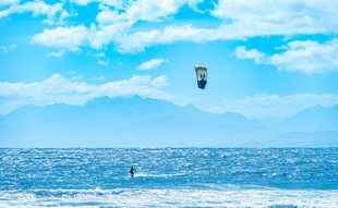 海上风筝冲浪者