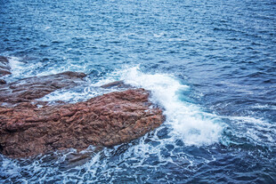 海浪拍击岸边礁石