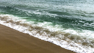 海浪轻拍沙滩的美丽景象