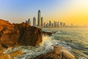 海滨城市壮丽日落景观