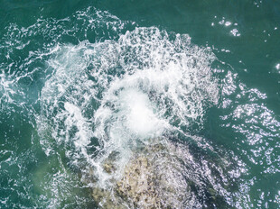 海浪拍击礁石