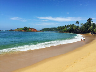 美丽海滨沙滩风景图