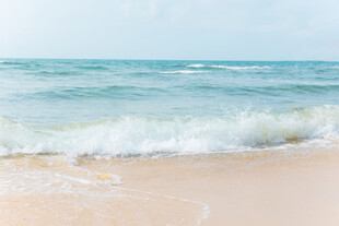海浪轻拍沙滩