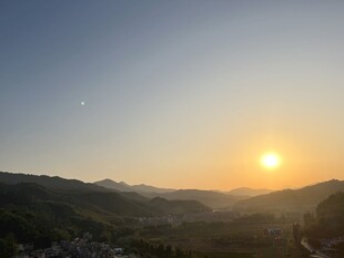 山间日出美景