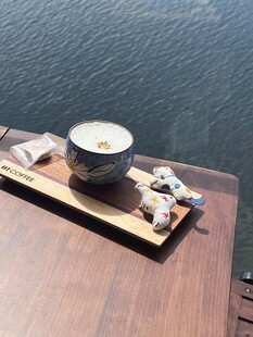户外木质平台上的茶具