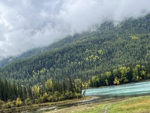 山间翠湖美景