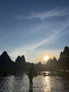 漓江畔夕阳下的独行者