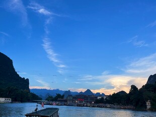 河畔黄昏美景 小船悠悠