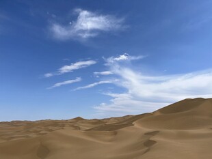 广袤沙漠与蔚蓝天空美景