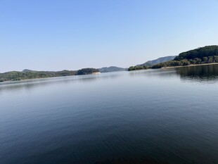 宁静湖面 远山蓝天相映