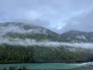 云雾缭绕的山水美景