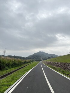 宽阔公路延伸至远方