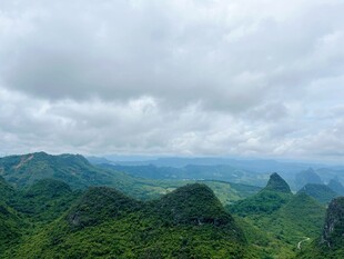 山峦云雾间的绿野风光