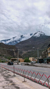 雪山下的城镇街景