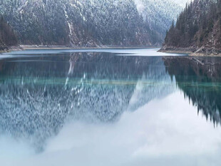 宁静雪山下的澄澈湖泊